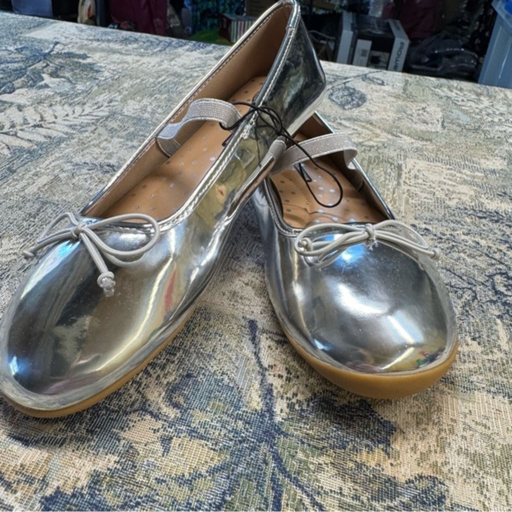 Wonder Nation NWT Silver Metallic Ballet Flats w bow and ribbon memory foam sz 5
